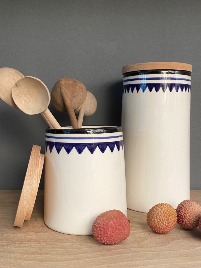 Boite-some-couvercle-noyer-maroc-marrakech-artisanat-céramique-blanche-bleu-expresso-rangement-pot-vase-boite-thé-choufchouf-fait à la main-table-décoration