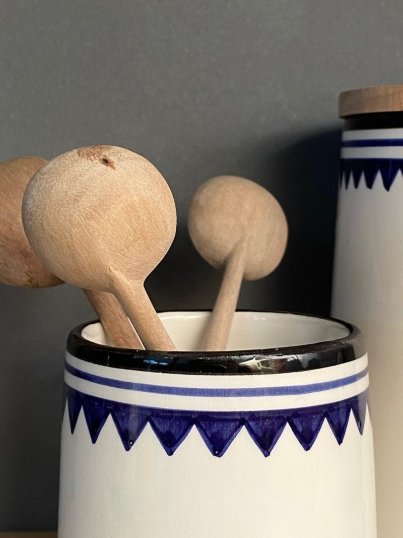 Boite-some-couvercle-noyer-maroc-marrakech-artisanat-céramique-blanche-bleu-expresso-rangement-pot-vase-boite-thé-choufchouf-fait à la main-table-décoration