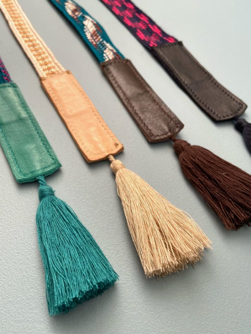 Ceinture-pompon-tissus-daim-cuir-chaussures-maroc-artisanat-marrakech-fait à la main-artisanat-intérieur-extérieur-36-37-38-39-40-robe-passementerie