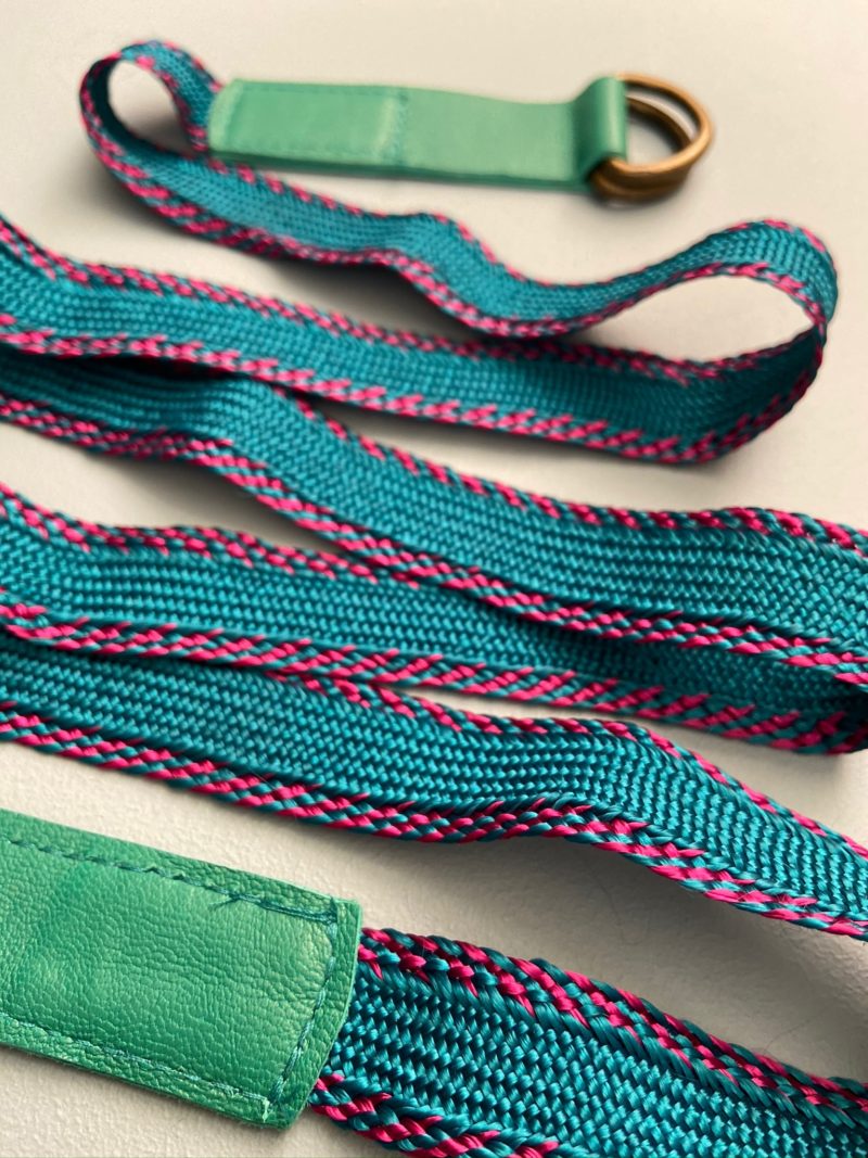 Ceinture-pompon-tissus-daim-cuir-chaussures-maroc-artisanat-marrakech-fait à la main-artisanat-intérieur-extérieur-36-37-38-39-40-robe-passementerie