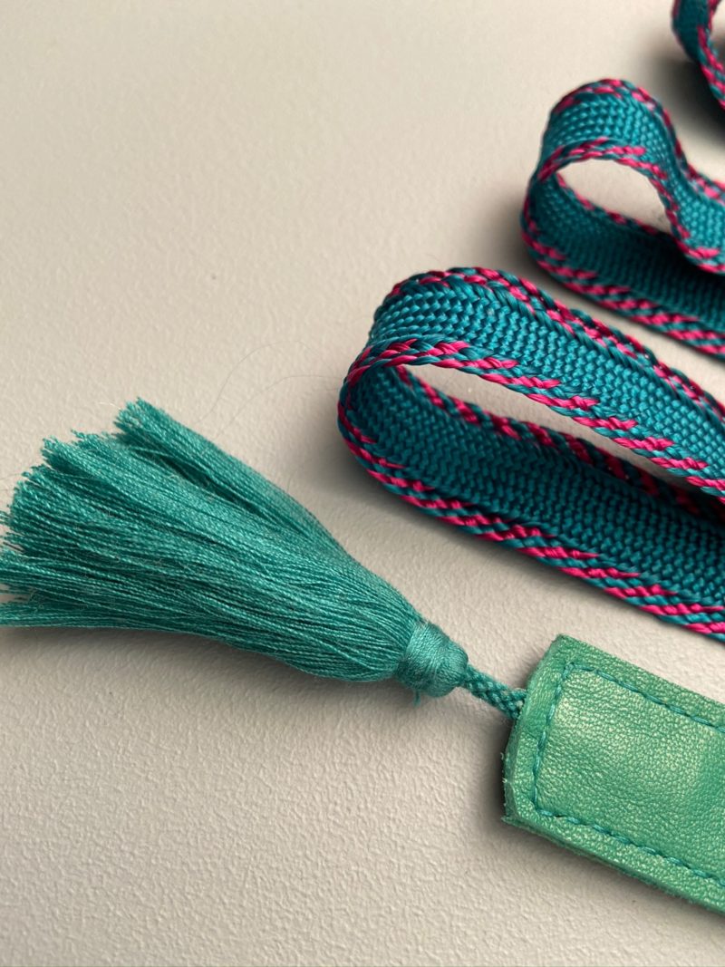 Ceinture-pompon-tissus-daim-cuir-chaussures-maroc-artisanat-marrakech-fait à la main-artisanat-intérieur-extérieur-36-37-38-39-40-robe-passementerie