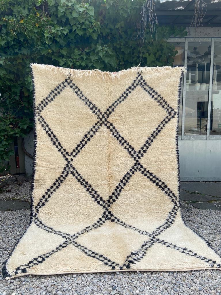 Tapis-tapis berbères-beni ouarian-maroc-marrakech-atlas-femme-noué-tissé-laine-noir-blanc