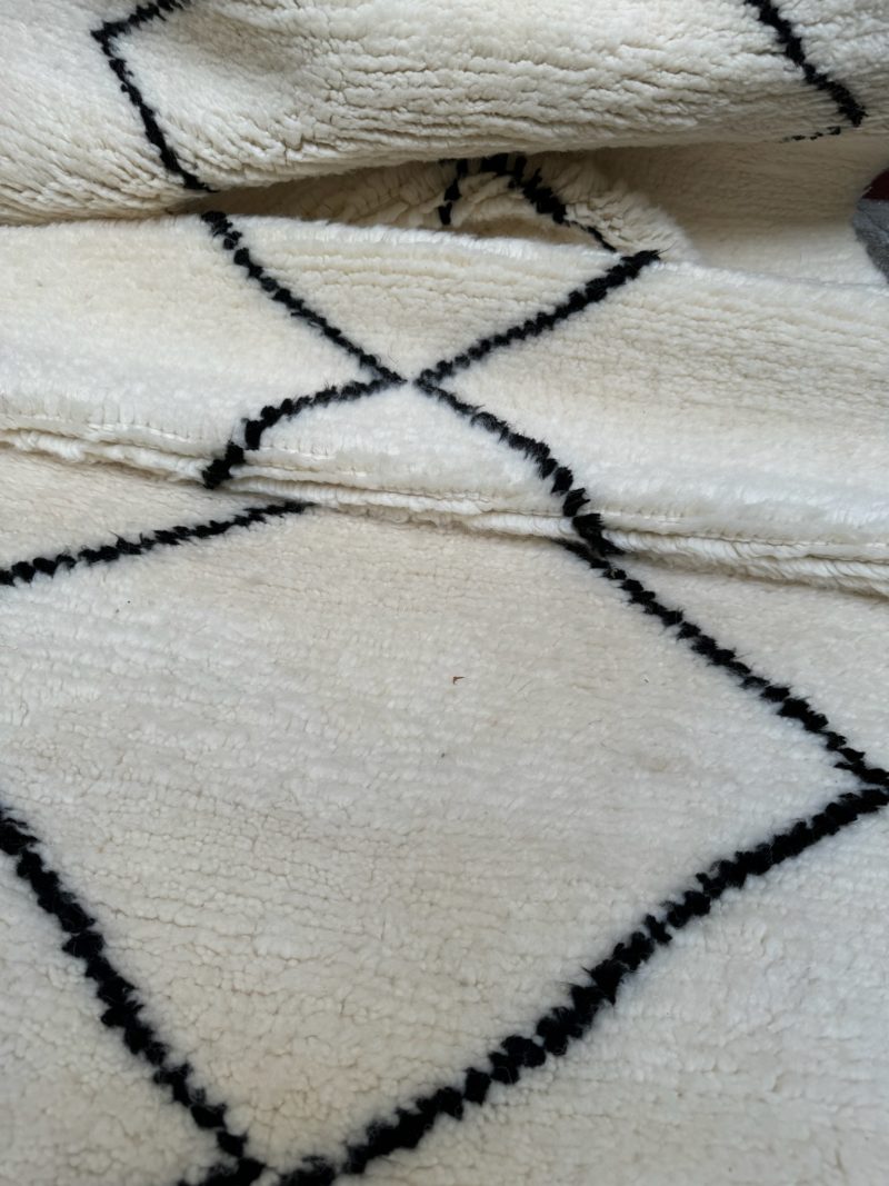 mrirt-azilal-zanafi-boucherouit-vintage-Tapis-tapis berbères-beni ouarian-maroc-marrakech-atlas-femme-noué-tissé-laine-rose-bleu-fluo-orange-jaune-couloir-kilim-noir-blanc-Lmahfour-boucherouit-marmoucha-boujaad-mrirt