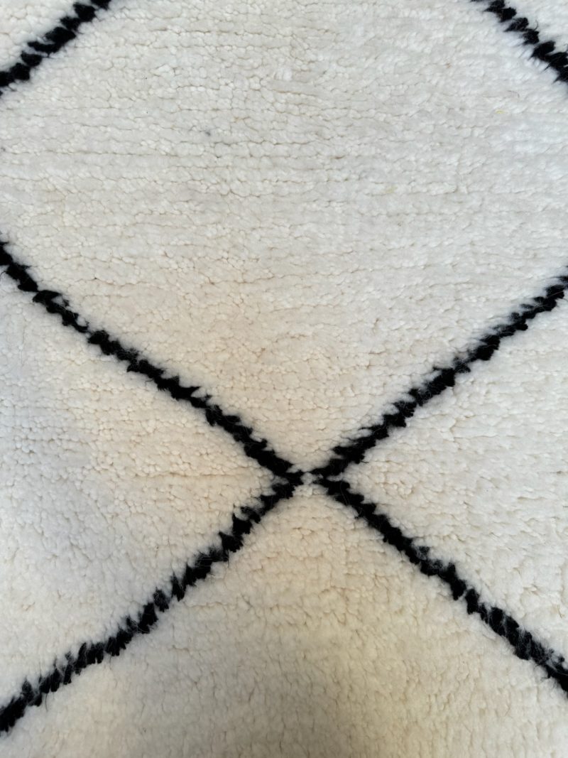 mrirt-azilal-zanafi-boucherouit-vintage-Tapis-tapis berbères-beni ouarian-maroc-marrakech-atlas-femme-noué-tissé-laine-rose-bleu-fluo-orange-jaune-couloir-kilim-noir-blanc-Lmahfour-boucherouit-marmoucha-boujaad-mrirt