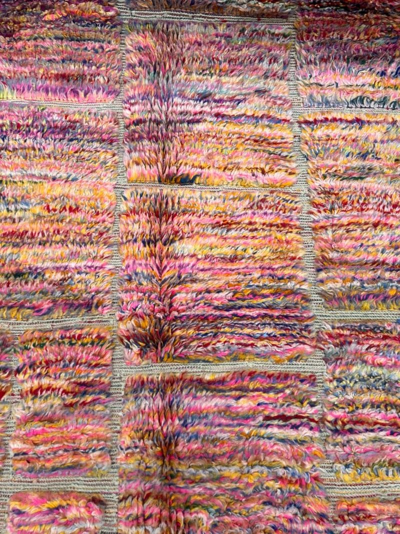 mrirt-azilal-zanafi-boucherouit-vintage-Tapis-tapis berbères-beni ouarian-maroc-marrakech-atlas-femme-noué-tissé-laine-rose-bleu-fluo-orange-jaune-couloir-kilim-noir-blanc-Lmahfour