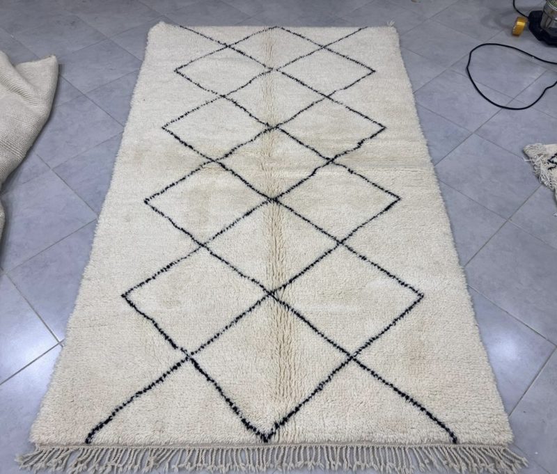 mrirt-azilal-zanafi-boucherouit-vintage-Tapis-tapis berbères-beni ouarian-maroc-marrakech-atlas-femme-noué-tissé-laine-rose-bleu-fluo-orange-jaune-couloir-kilim-noir-blanc-Lmahfour-boucherouit-marmoucha-boujaad-mrirt