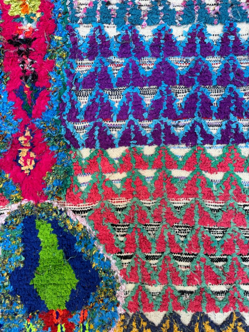 mrirt-azilal-zanafi-boucherouit-vintage-Tapis-tapis berbères-beni ouarian-maroc-marrakech-atlas-femme-noué-tissé-laine-rose-bleu-fluo-orange-jaune-couloir-kilim-noir-blanc-Lmahfour-boucherouit-marmoucha-boujaad-mrirt