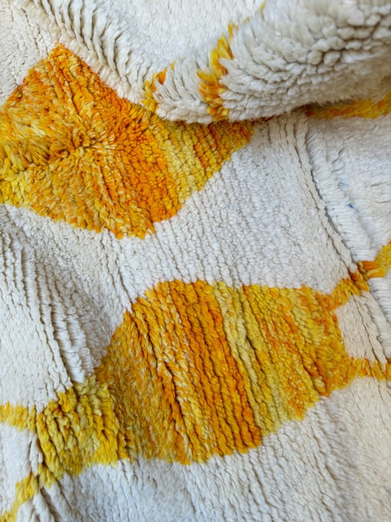 mrirt-azilal-zanafi-boucherouit-vintage-Tapis-tapis berbères-beni ouarian-maroc-marrakech-atlas-femme-noué-tissé-laine-rose-bleu-fluo-orange-jaune-couloir-kilim-noir-blanc-Lmahfour