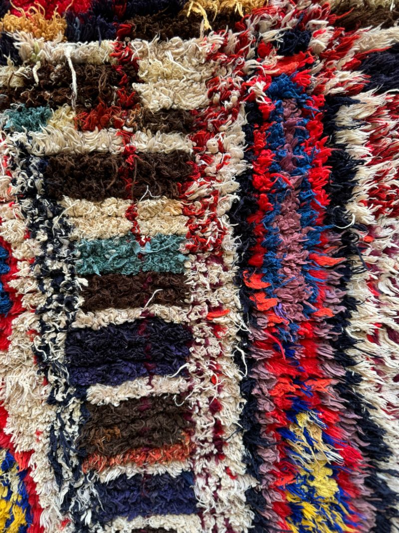 mrirt-azilal-zanafi-boucherouit-vintage-Tapis-tapis berbères-beni ouarian-maroc-marrakech-atlas-femme-noué-tissé-laine-rose-bleu-fluo-orange-jaune-couloir-kilim-noir-blanc-Lmahfour-boucherouit-marmoucha-boujaad-mrirt