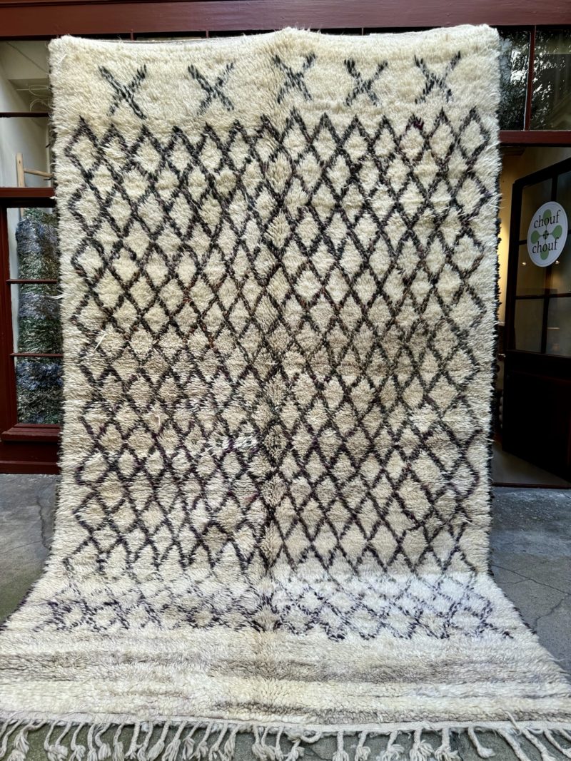 mrirt-azilal-zanafi-boucherouit-vintage-Tapis-tapis berbères-beni ouarian-maroc-marrakech-atlas-femme-noué-tissé-laine-rose-bleu-fluo-orange-jaune-couloir-kilim-noir-blanc-Lmahfour