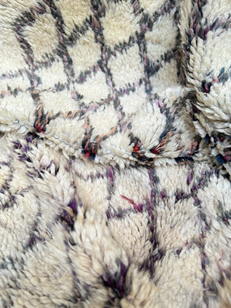 mrirt-azilal-zanafi-boucherouit-vintage-Tapis-tapis berbères-beni ouarian-maroc-marrakech-atlas-femme-noué-tissé-laine-rose-bleu-fluo-orange-jaune-couloir-kilim-noir-blanc-Lmahfour