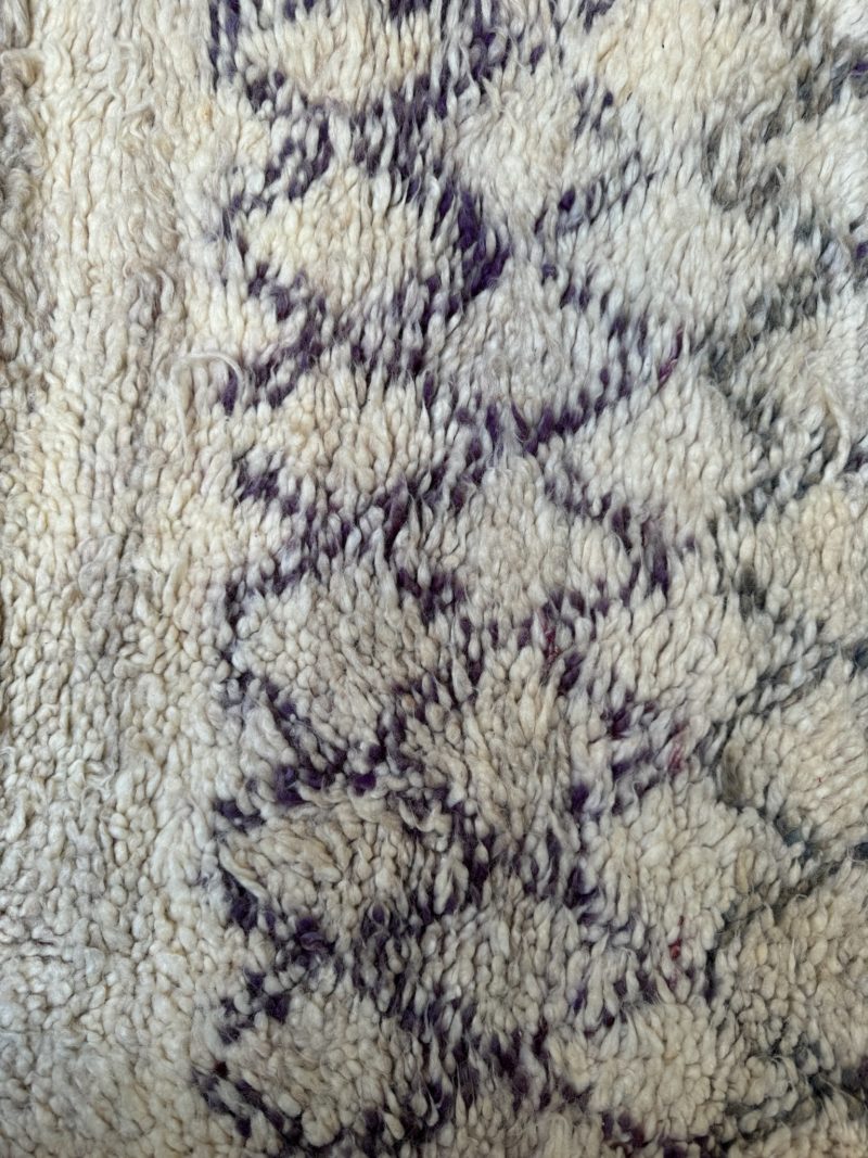 mrirt-azilal-zanafi-boucherouit-vintage-Tapis-tapis berbères-beni ouarian-maroc-marrakech-atlas-femme-noué-tissé-laine-rose-bleu-fluo-orange-jaune-couloir-kilim-noir-blanc-Lmahfour