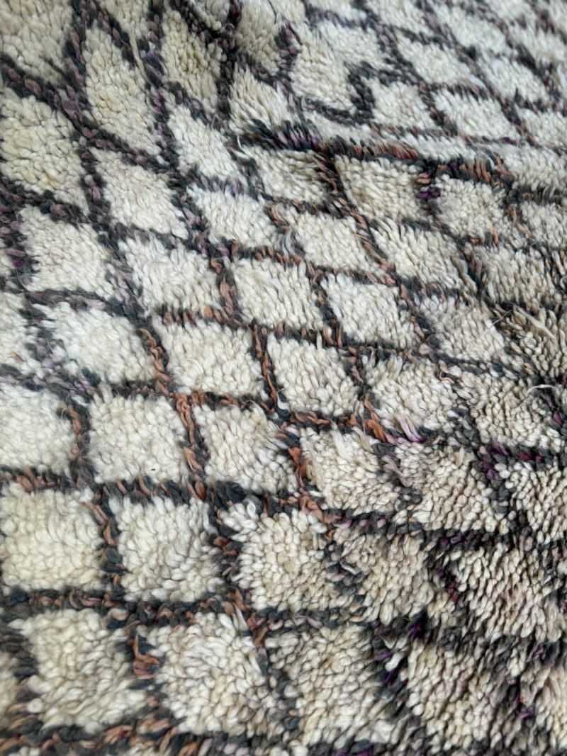 mrirt-azilal-zanafi-boucherouit-vintage-Tapis-tapis berbères-beni ouarian-maroc-marrakech-atlas-femme-noué-tissé-laine-rose-bleu-fluo-orange-jaune-couloir-kilim-noir-blanc-Lmahfour