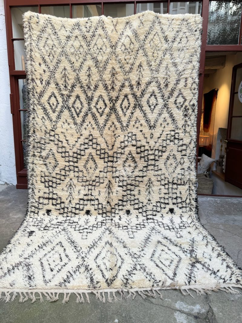 mrirt-azilal-zanafi-boucherouit-vintage-Tapis-tapis berbères-beni ouarian-maroc-marrakech-atlas-femme-noué-tissé-laine-rose-bleu-fluo-orange-jaune-couloir-kilim-noir-blanc-Lmahfour-boucherouit-marmoucha-boujaad-mrirt