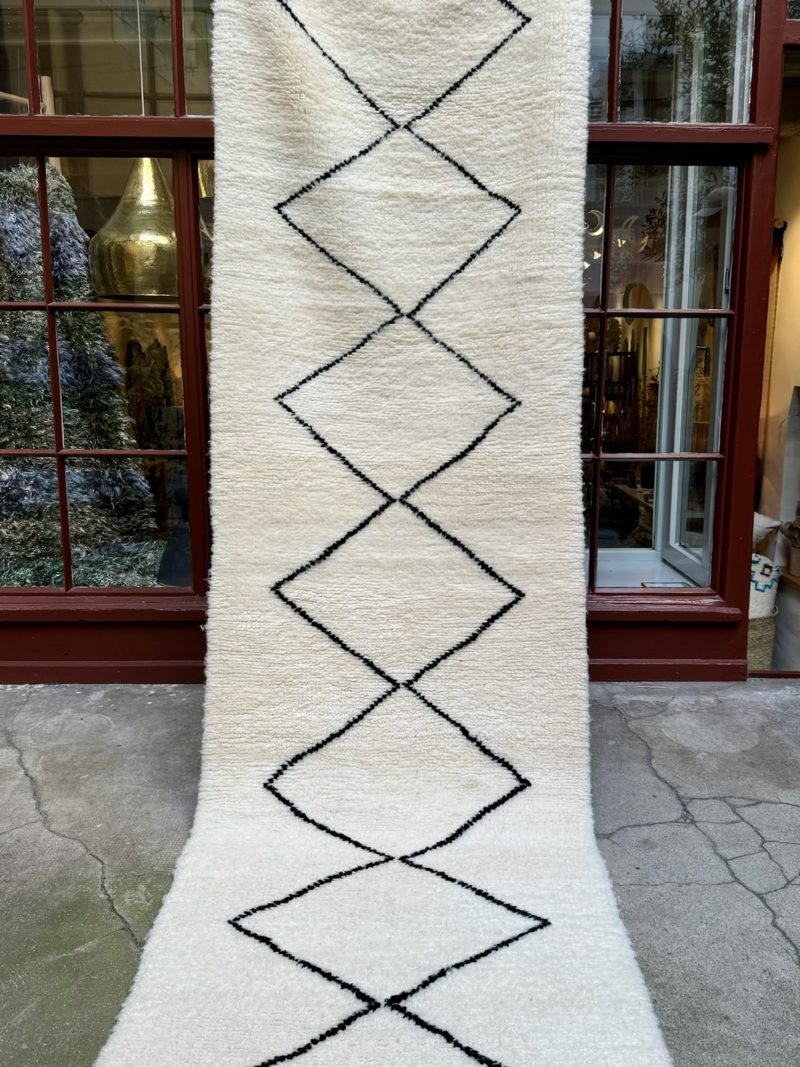 mrirt-azilal-zanafi-boucherouit-vintage-Tapis-tapis berbères-beni ouarian-maroc-marrakech-atlas-femme-noué-tissé-laine-rose-bleu-fluo-orange-jaune-couloir-kilim-noir-blanc-Lmahfour