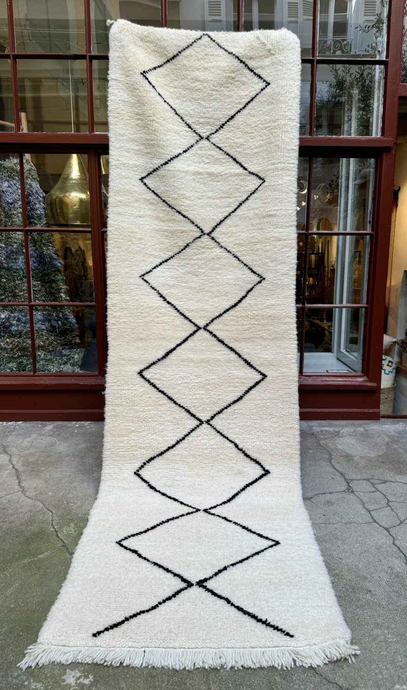 mrirt-azilal-zanafi-boucherouit-vintage-Tapis-tapis berbères-beni ouarian-maroc-marrakech-atlas-femme-noué-tissé-laine-rose-bleu-fluo-orange-jaune-couloir-kilim-noir-blanc-Lmahfour