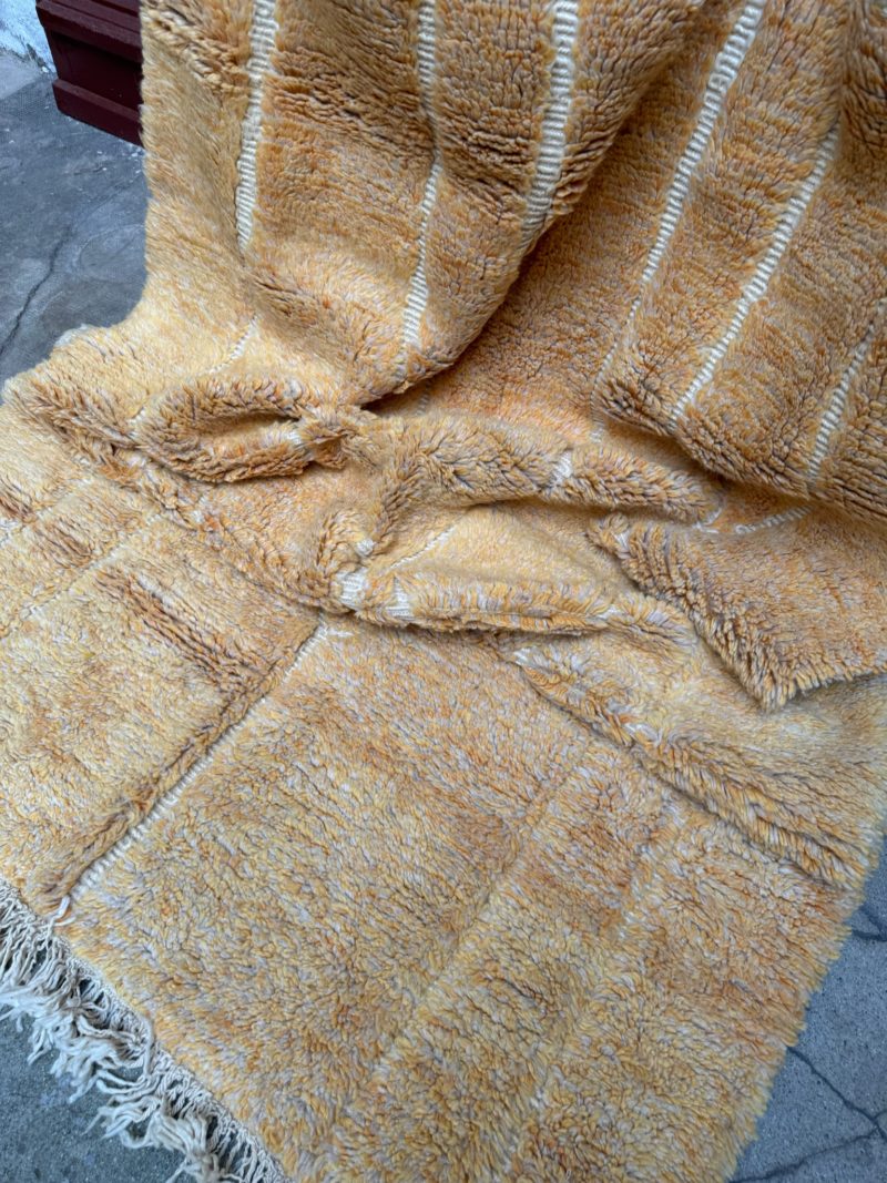 mrirt-azilal-zanafi-boucherouit-vintage-Tapis-tapis berbères-beni ouarian-maroc-marrakech-atlas-femme-noué-tissé-laine-rose-bleu-fluo-orange-jaune-couloir-kilim-noir-blanc-Lmahfour