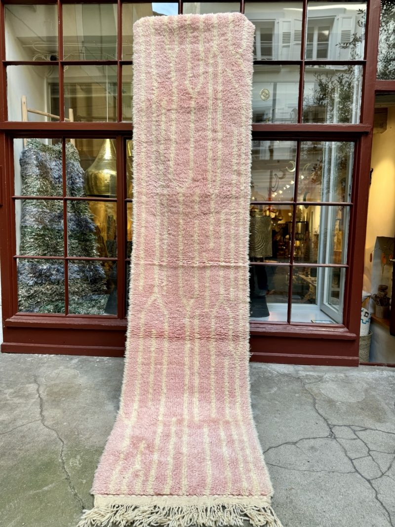 mrirt-azilal-zanafi-boucherouit-vintage-Tapis-tapis berbères-beni ouarian-maroc-marrakech-atlas-femme-noué-tissé-laine-rose-bleu-fluo-orange-jaune-couloir-kilim-noir-blanc-Lmahfour