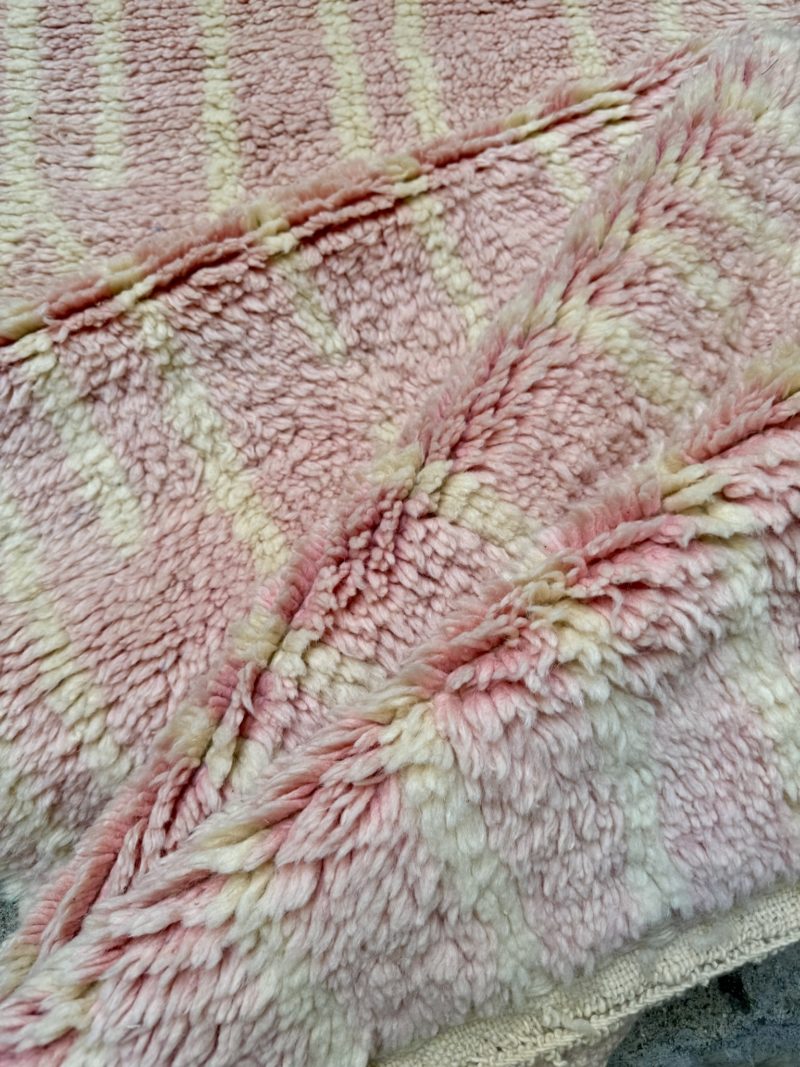 mrirt-azilal-zanafi-boucherouit-vintage-Tapis-tapis berbères-beni ouarian-maroc-marrakech-atlas-femme-noué-tissé-laine-rose-bleu-fluo-orange-jaune-couloir-kilim-noir-blanc-Lmahfour
