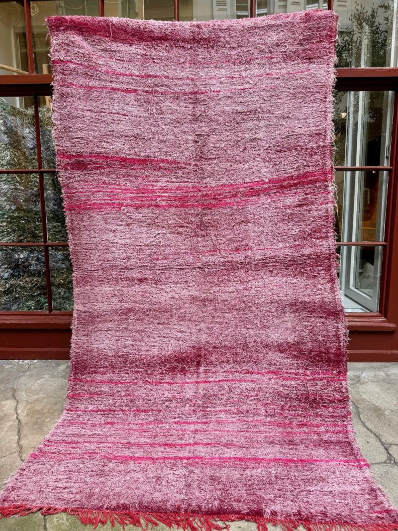 mrirt-azilal-zanafi-boucherouit-vintage-Tapis-tapis berbères-beni ouarian-maroc-marrakech-atlas-femme-noué-tissé-laine-rose-bleu-fluo-orange-jaune-couloir-kilim-noir-blanc-Lmahfour-boucherouite-marmoucha-boujaad-mrirt-choufchouf-rose-Lutry-atlas-décoration-artisanat-boutique-bijoux
