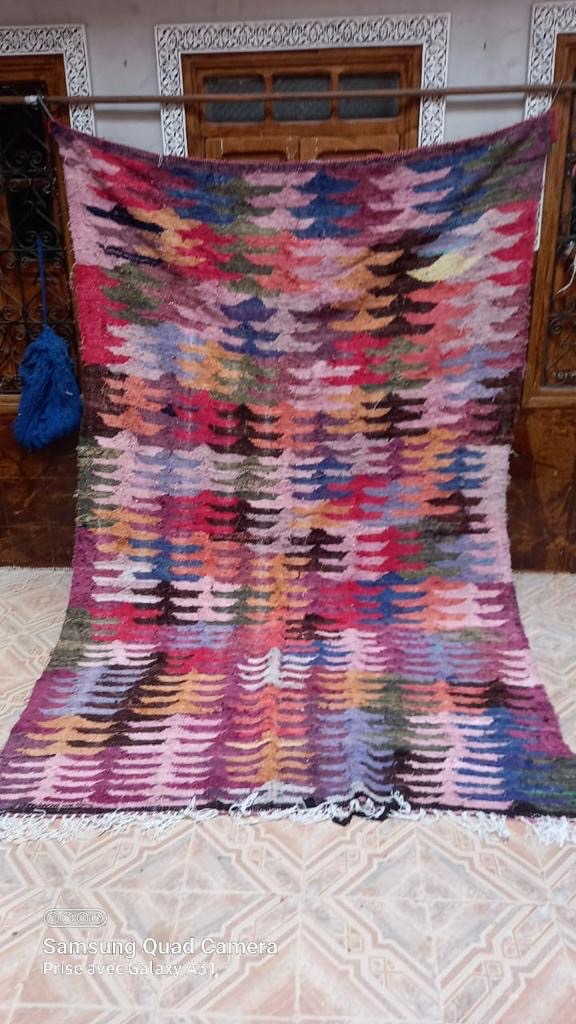 mrirt-azilal-zanafi-boucherouit-vintage-Tapis-tapis berbères-beni ouarian-maroc-marrakech-atlas-femme-noué-tissé-laine-rose-bleu-fluo-orange-jaune-couloir-kilim-noir-blanc-Lmahfour-boucherouite-marmoucha-boujaad-mrirt-choufchouf-rose-Lutry-atlas-décoration-artisanat-boutique-bijoux