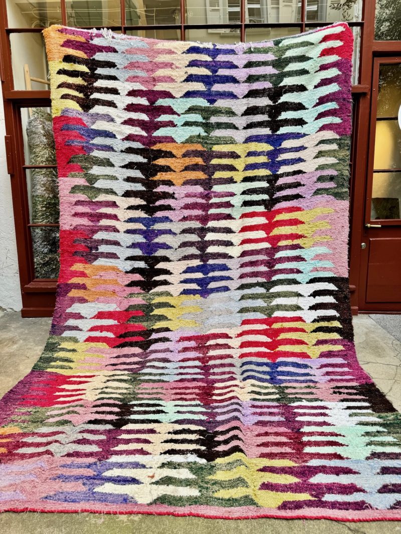 mrirt-azilal-zanafi-boucherouit-vintage-Tapis-tapis berbères-beni ouarian-maroc-marrakech-atlas-femme-noué-tissé-laine-rose-bleu-fluo-orange-jaune-couloir-kilim-noir-blanc-Lmahfour-boucherouite-marmoucha-boujaad-mrirt-choufchouf-rose-Lutry-atlas-décoration-artisanat-multicolore-boutique-bijoux