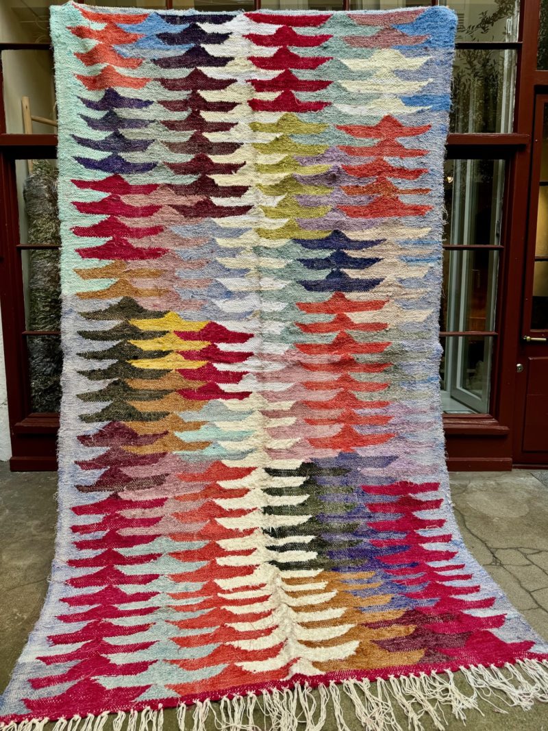 mrirt-azilal-zanafi-boucherouit-vintage-Tapis-tapis berbères-beni ouarian-maroc-marrakech-atlas-femme-noué-tissé-laine-rose-bleu-fluo-orange-jaune-couloir-kilim-noir-blanc-Lmahfour-boucherouite-marmoucha-boujaad-mrirt-choufchouf-rose-Lutry-atlas-décoration-artisanat-boutique-bijoux