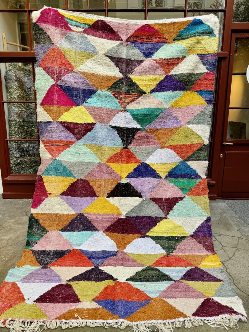mrirt-azilal-zanafi-boucherouit-vintage-Tapis-tapis berbères-beni ouarian-maroc-marrakech-atlas-femme-noué-tissé-laine-rose-bleu-fluo-orange-jaune-couloir-kilim-noir-blanc-Lmahfour-boucherouite-marmoucha-boujaad-mrirt-choufchouf-rose-Lutry-atlas-décoration-artisanat-multicolore-boutique-bijoux