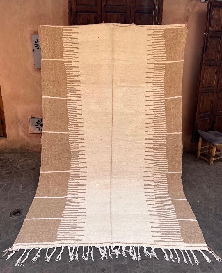 mrirt-azilal-zanafi-boucherouit-vintage-Tapis-tapis berbères-beni ouarian-maroc-marrakech-atlas-femme-noué-tissé-laine-rose-bleu-fluo-orange-jaune-couloir-kilim-noir-blanc-Lmahfour-boucherouite-marmoucha-boujaad-mrirt-choufchouf-rose-Lutry-atlas-décoration-artisanat-multicolore-boutique-bijoux