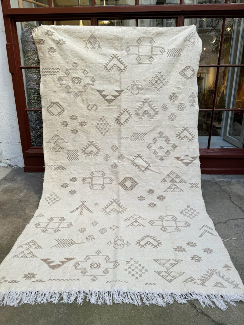 mrirt-azilal-zanafi-boucherouit-vintage-Tapis-tapis berbères-beni ouarian-maroc-marrakech-atlas-femme-noué-tissé-laine-rose-bleu-fluo-orange-jaune-couloir-kilim-noir-blanc-Lmahfour-boucherouite-marmoucha-boujaad-mrirt-choufchouf-rose-Lutry-atlas-décoration-artisanat-multicolore-boutique-bijoux