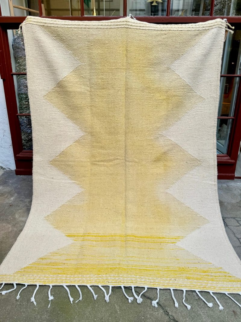 mrirt-azilal-zanafi-boucherouit-vintage-Tapis-tapis berbères-beni ouarian-maroc-marrakech-atlas-femme-noué-tissé-laine-rose-bleu-fluo-orange-jaune-couloir-kilim-noir-blanc-Lmahfour-boucherouite-marmoucha-boujaad-mrirt-choufchouf-rose-Lutry-atlas-décoration-artisanat-multicolore-boutique-bijoux