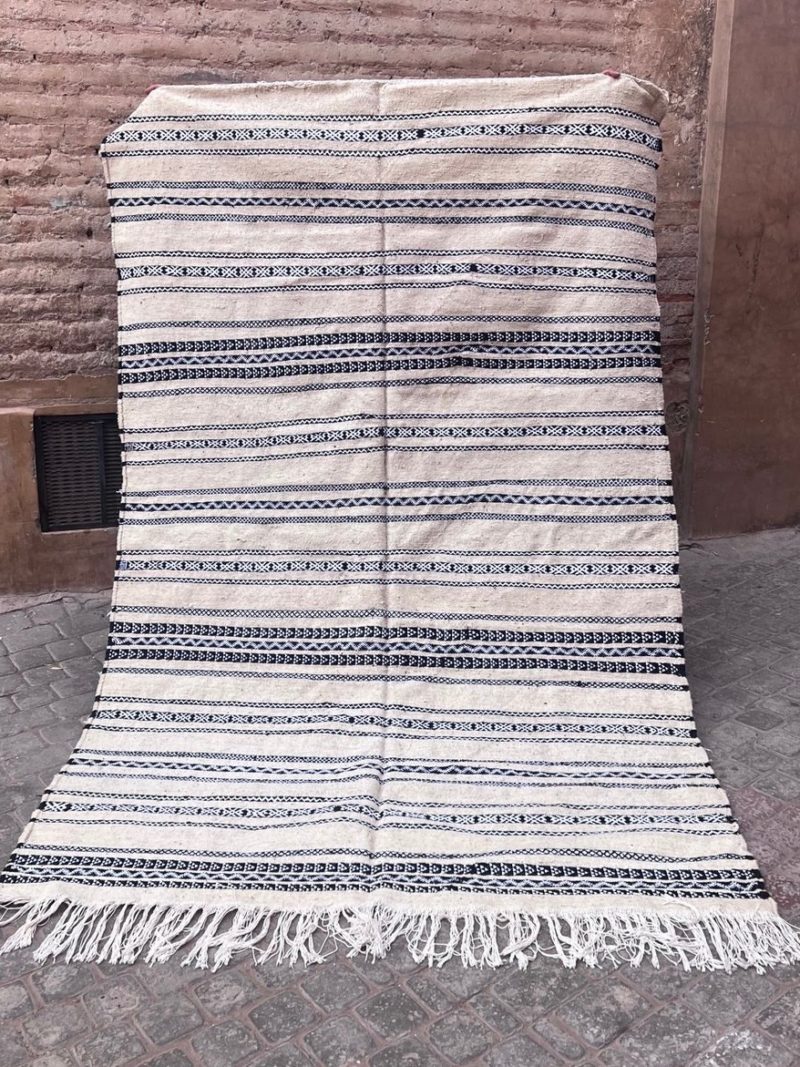 mrirt-azilal-zanafi-boucherouit-vintage-Tapis-tapis berbères-beni ouarian-maroc-marrakech-atlas-femme-noué-tissé-laine-rose-bleu-fluo-orange-jaune-couloir-kilim-noir-blanc-Lmahfour-boucherouite-marmoucha-boujaad-mrirt-choufchouf-rose-Lutry-atlas-décoration-artisanat-multicolore-boutique-bijoux