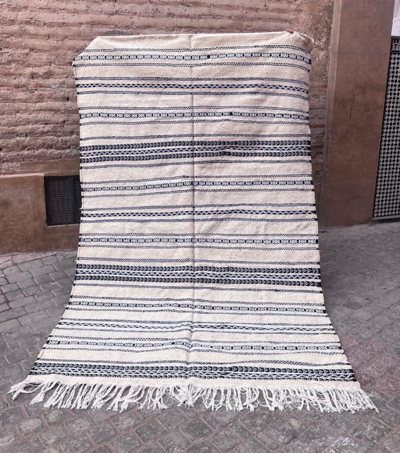 mrirt-azilal-zanafi-boucherouit-vintage-Tapis-tapis berbères-beni ouarian-maroc-marrakech-atlas-femme-noué-tissé-laine-rose-bleu-fluo-orange-jaune-couloir-kilim-noir-blanc-Lmahfour-boucherouite-marmoucha-boujaad-mrirt-choufchouf-rose-Lutry-atlas-décoration-artisanat-multicolore-boutique-bijoux