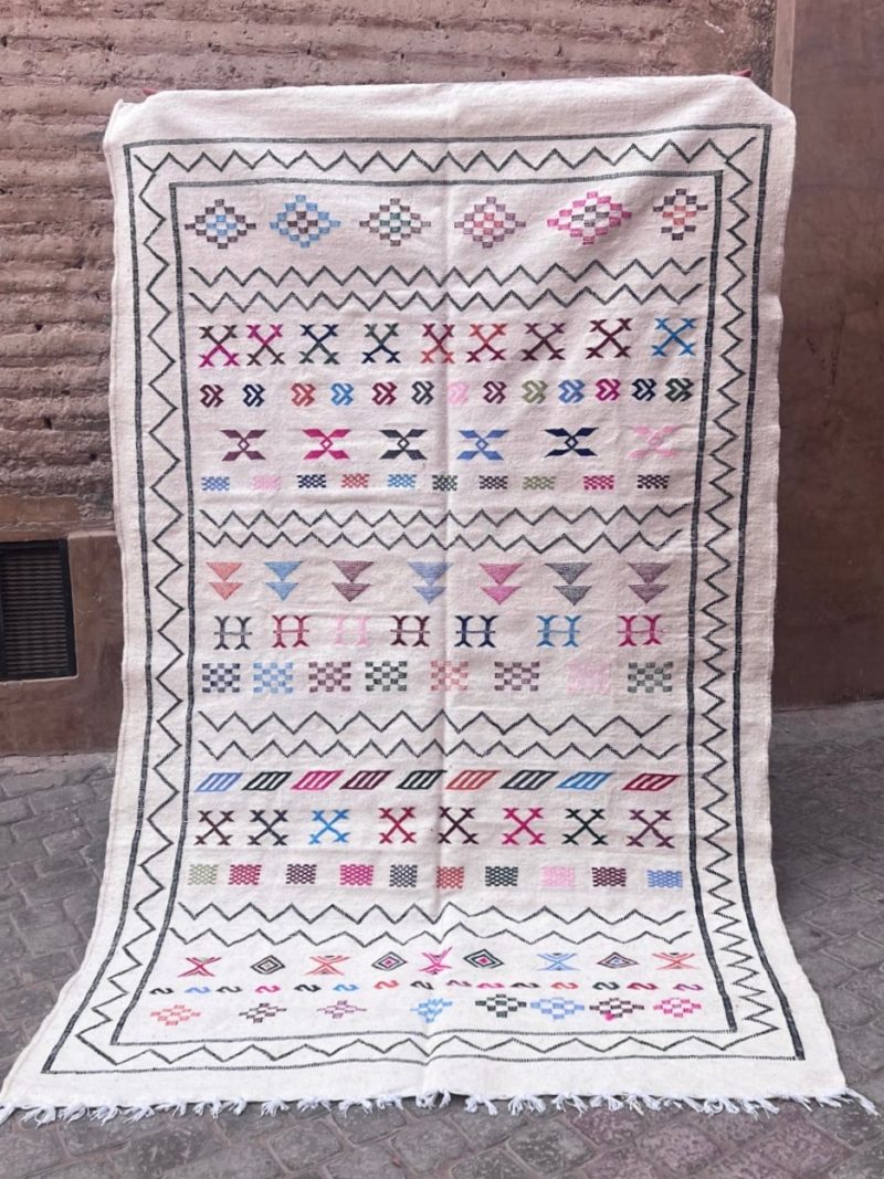 mrirt-azilal-zanafi-boucherouit-vintage-Tapis-tapis berbères-beni ouarian-maroc-marrakech-atlas-femme-noué-tissé-laine-rose-bleu-fluo-orange-jaune-couloir-kilim-noir-blanc-Lmahfour-boucherouite-marmoucha-boujaad-mrirt-choufchouf-rose-Lutry-atlas-décoration-artisanat-multicolore-boutique-bijoux