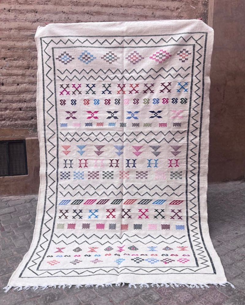 mrirt-azilal-zanafi-boucherouit-vintage-Tapis-tapis berbères-beni ouarian-maroc-marrakech-atlas-femme-noué-tissé-laine-rose-bleu-fluo-orange-jaune-couloir-kilim-noir-blanc-Lmahfour-boucherouite-marmoucha-boujaad-mrirt-choufchouf-rose-Lutry-atlas-décoration-artisanat-multicolore-boutique-bijoux