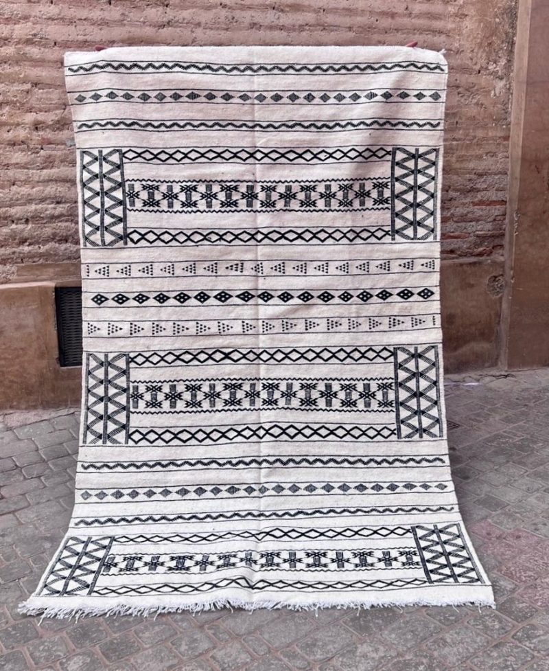 mrirt-azilal-zanafi-boucherouit-vintage-Tapis-tapis berbères-beni ouarian-maroc-marrakech-atlas-femme-noué-tissé-laine-rose-bleu-fluo-orange-jaune-couloir-kilim-noir-blanc-Lmahfour-boucherouite-marmoucha-boujaad-mrirt-choufchouf-rose-Lutry-atlas-décoration-artisanat-multicolore-boutique-bijoux