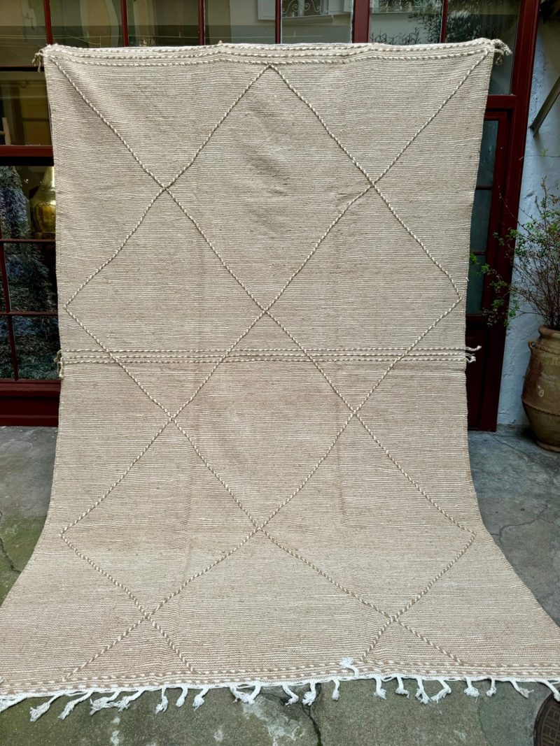 mrirt-azilal-zanafi-boucherouit-vintage-Tapis-tapis berbères-beni ouarian-maroc-marrakech-atlas-femme-noué-tissé-laine-rose-bleu-fluo-orange-jaune-couloir-kilim-noir-blanc-Lmahfour-boucherouite-marmoucha-boujaad-mrirt-choufchouf-rose-Lutry-atlas-décoration-artisanat-multicolore-boutique-bijoux