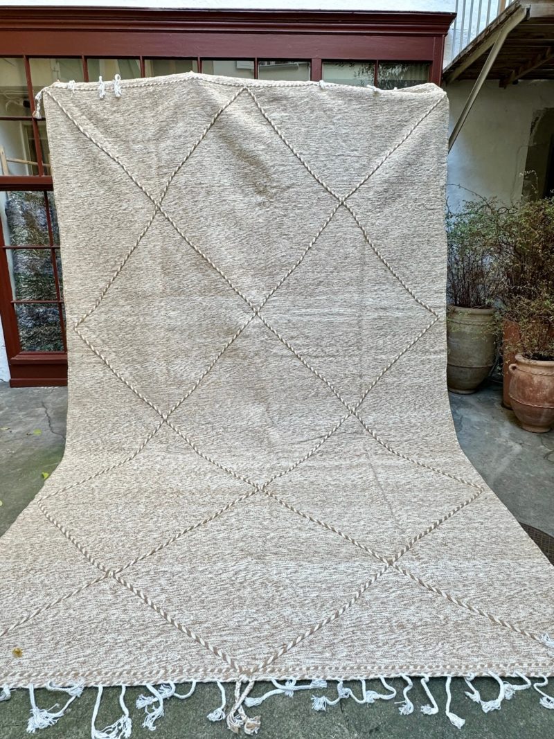 mrirt-azilal-zanafi-boucherouit-vintage-Tapis-tapis berbères-beni ouarian-maroc-marrakech-atlas-femme-noué-tissé-laine-rose-bleu-fluo-orange-jaune-couloir-kilim-noir-blanc-Lmahfour-boucherouite-marmoucha-boujaad-mrirt-choufchouf-rose-Lutry-atlas-décoration-artisanat-multicolore-boutique-bijoux