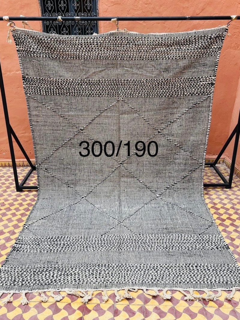 mrirt-azilal-zanafi-boucherouit-vintage-Tapis-tapis berbères-beni ouarian-maroc-marrakech-atlas-femme-noué-tissé-laine-rose-bleu-fluo-orange-jaune-couloir-kilim-noir-blanc-Lmahfour-boucherouite-marmoucha-boujaad-mrirt-choufchouf-rose-Lutry-atlas-décoration-artisanat-multicolore-boutique-bijoux