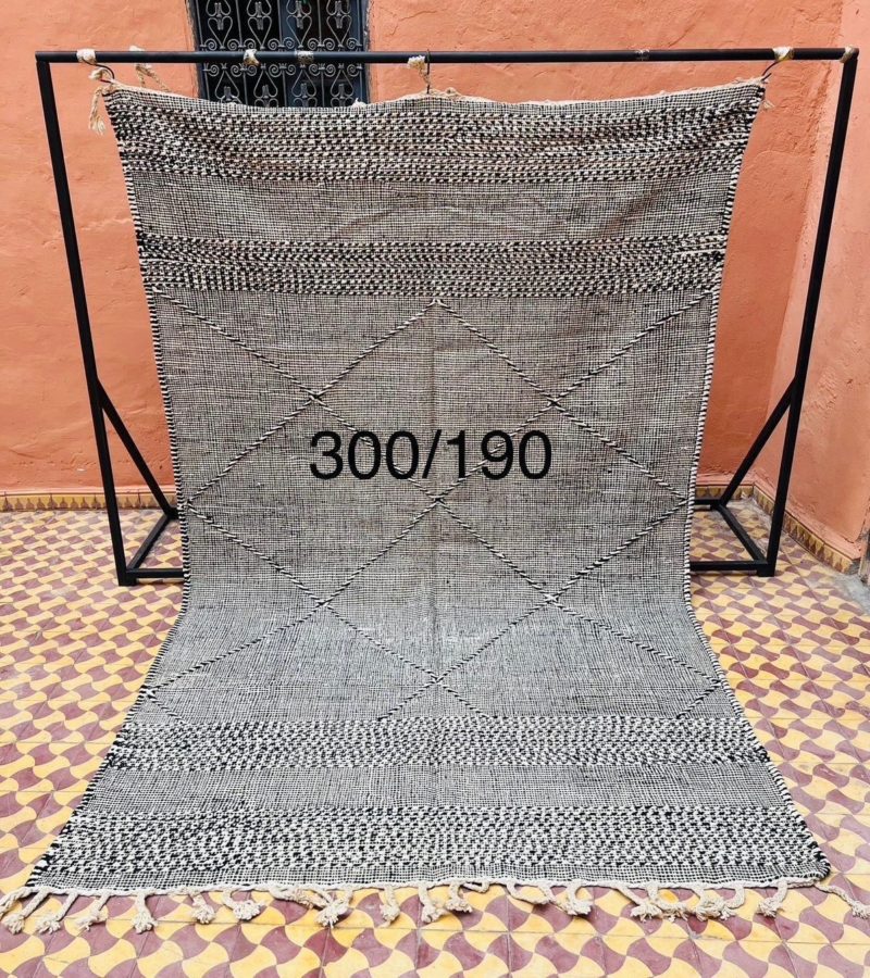 mrirt-azilal-zanafi-boucherouit-vintage-Tapis-tapis berbères-beni ouarian-maroc-marrakech-atlas-femme-noué-tissé-laine-rose-bleu-fluo-orange-jaune-couloir-kilim-noir-blanc-Lmahfour-boucherouite-marmoucha-boujaad-mrirt-choufchouf-rose-Lutry-atlas-décoration-artisanat-multicolore-boutique-bijoux