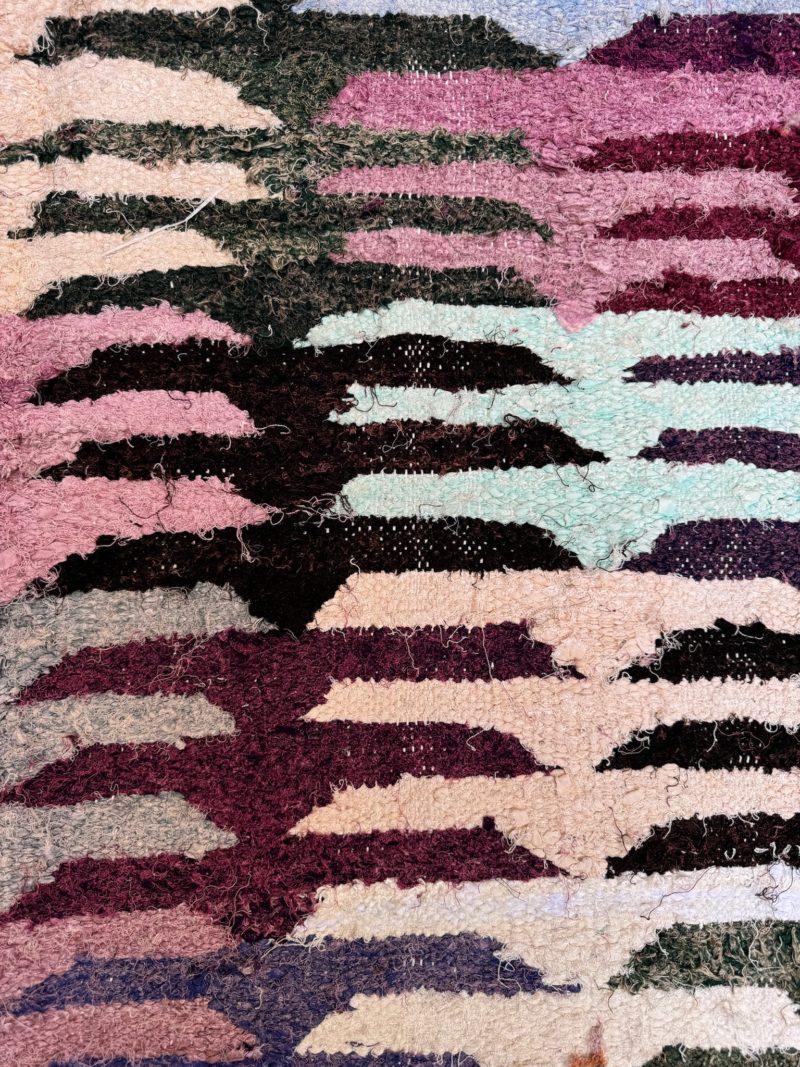 mrirt-azilal-zanafi-boucherouit-vintage-Tapis-tapis berbères-beni ouarian-maroc-marrakech-atlas-femme-noué-tissé-laine-rose-bleu-fluo-orange-jaune-couloir-kilim-noir-blanc-Lmahfour-boucherouite-marmoucha-boujaad-mrirt-choufchouf-rose-Lutry-atlas-décoration-artisanat-boutique-bijoux