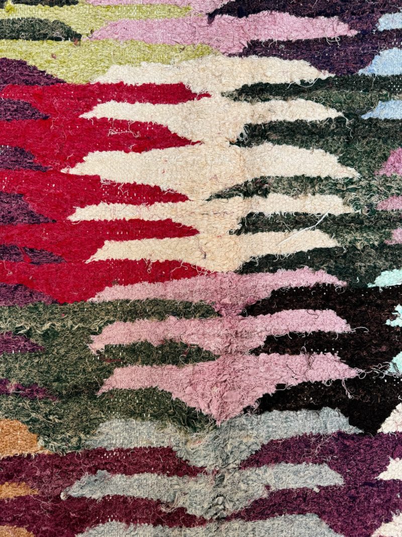 mrirt-azilal-zanafi-boucherouit-vintage-Tapis-tapis berbères-beni ouarian-maroc-marrakech-atlas-femme-noué-tissé-laine-rose-bleu-fluo-orange-jaune-couloir-kilim-noir-blanc-Lmahfour-boucherouite-marmoucha-boujaad-mrirt-choufchouf-rose-Lutry-atlas-décoration-artisanat-boutique-bijoux