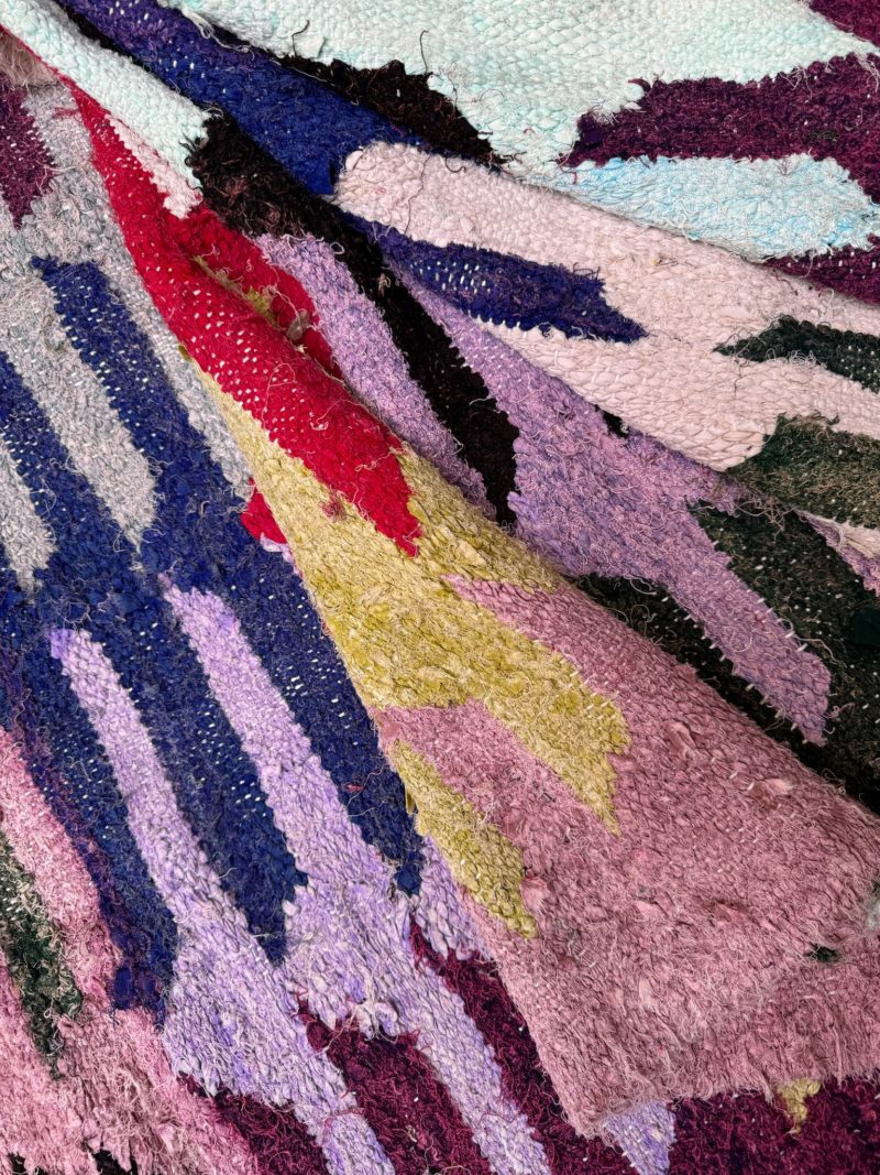 mrirt-azilal-zanafi-boucherouit-vintage-Tapis-tapis berbères-beni ouarian-maroc-marrakech-atlas-femme-noué-tissé-laine-rose-bleu-fluo-orange-jaune-couloir-kilim-noir-blanc-Lmahfour-boucherouite-marmoucha-boujaad-mrirt-choufchouf-rose-Lutry-atlas-décoration-artisanat-boutique-bijoux