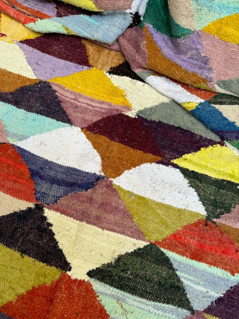 mrirt-azilal-zanafi-boucherouit-vintage-Tapis-tapis berbères-beni ouarian-maroc-marrakech-atlas-femme-noué-tissé-laine-rose-bleu-fluo-orange-jaune-couloir-kilim-noir-blanc-Lmahfour-boucherouite-marmoucha-boujaad-mrirt-choufchouf-rose-Lutry-atlas-décoration-artisanat-multicolore-boutique-bijoux