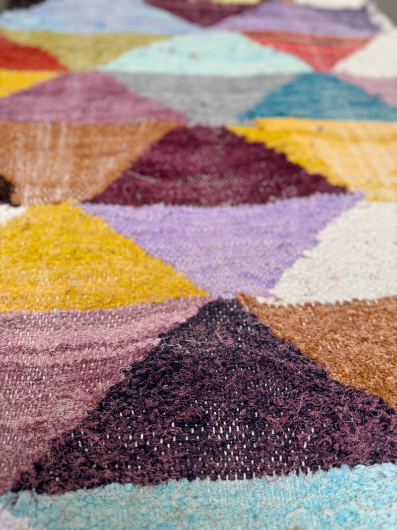 mrirt-azilal-zanafi-boucherouit-vintage-Tapis-tapis berbères-beni ouarian-maroc-marrakech-atlas-femme-noué-tissé-laine-rose-bleu-fluo-orange-jaune-couloir-kilim-noir-blanc-Lmahfour-boucherouite-marmoucha-boujaad-mrirt-choufchouf-rose-Lutry-atlas-décoration-artisanat-multicolore-boutique-bijoux