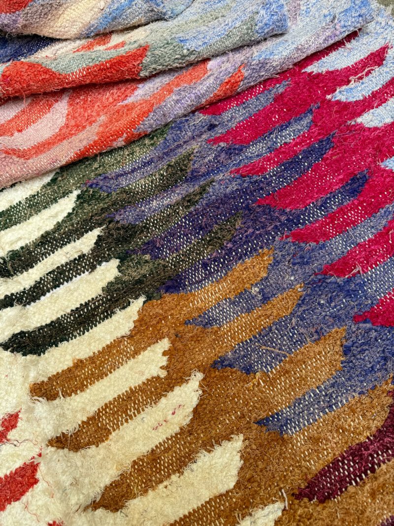 mrirt-azilal-zanafi-boucherouit-vintage-Tapis-tapis berbères-beni ouarian-maroc-marrakech-atlas-femme-noué-tissé-laine-rose-bleu-fluo-orange-jaune-couloir-kilim-noir-blanc-Lmahfour-boucherouite-marmoucha-boujaad-mrirt-choufchouf-rose-Lutry-atlas-décoration-artisanat-boutique-bijoux