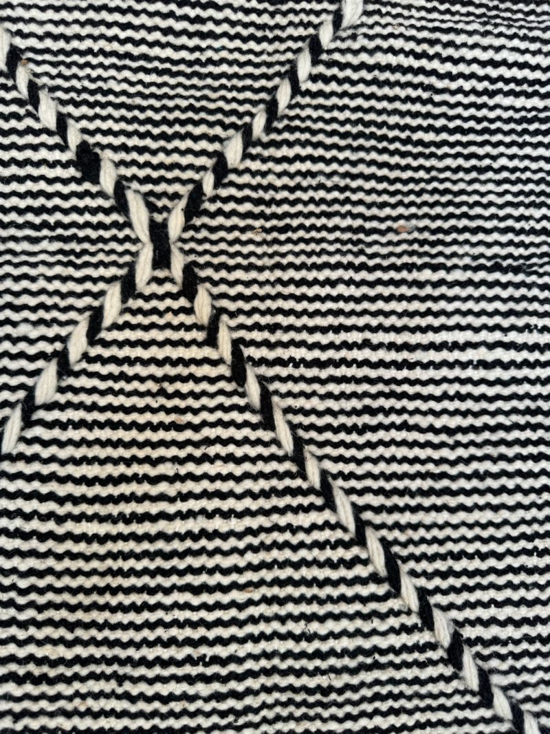 mrirt-azilal-zanafi-boucherouit-vintage-Tapis-tapis berbères-beni ouarian-maroc-marrakech-atlas-femme-noué-tissé-laine-rose-bleu-fluo-orange-jaune-couloir-kilim-noir-blanc-Lmahfour-boucherouite-marmoucha-boujaad-mrirt-choufchouf-rose-Lutry-atlas-décoration-artisanat-multicolore-boutique-bijoux
