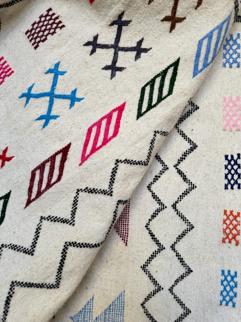 mrirt-azilal-zanafi-boucherouit-vintage-Tapis-tapis berbères-beni ouarian-maroc-marrakech-atlas-femme-noué-tissé-laine-rose-bleu-fluo-orange-jaune-couloir-kilim-noir-blanc-Lmahfour-boucherouite-marmoucha-boujaad-mrirt-choufchouf-rose-Lutry-atlas-décoration-artisanat-multicolore-boutique-bijoux