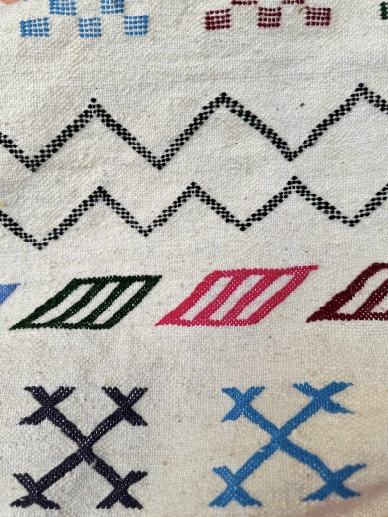 mrirt-azilal-zanafi-boucherouit-vintage-Tapis-tapis berbères-beni ouarian-maroc-marrakech-atlas-femme-noué-tissé-laine-rose-bleu-fluo-orange-jaune-couloir-kilim-noir-blanc-Lmahfour-boucherouite-marmoucha-boujaad-mrirt-choufchouf-rose-Lutry-atlas-décoration-artisanat-multicolore-boutique-bijoux
