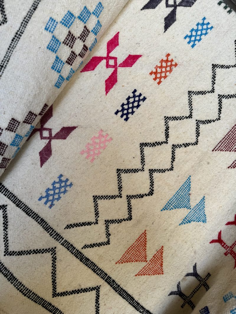 mrirt-azilal-zanafi-boucherouit-vintage-Tapis-tapis berbères-beni ouarian-maroc-marrakech-atlas-femme-noué-tissé-laine-rose-bleu-fluo-orange-jaune-couloir-kilim-noir-blanc-Lmahfour-boucherouite-marmoucha-boujaad-mrirt-choufchouf-rose-Lutry-atlas-décoration-artisanat-multicolore-boutique-bijoux
